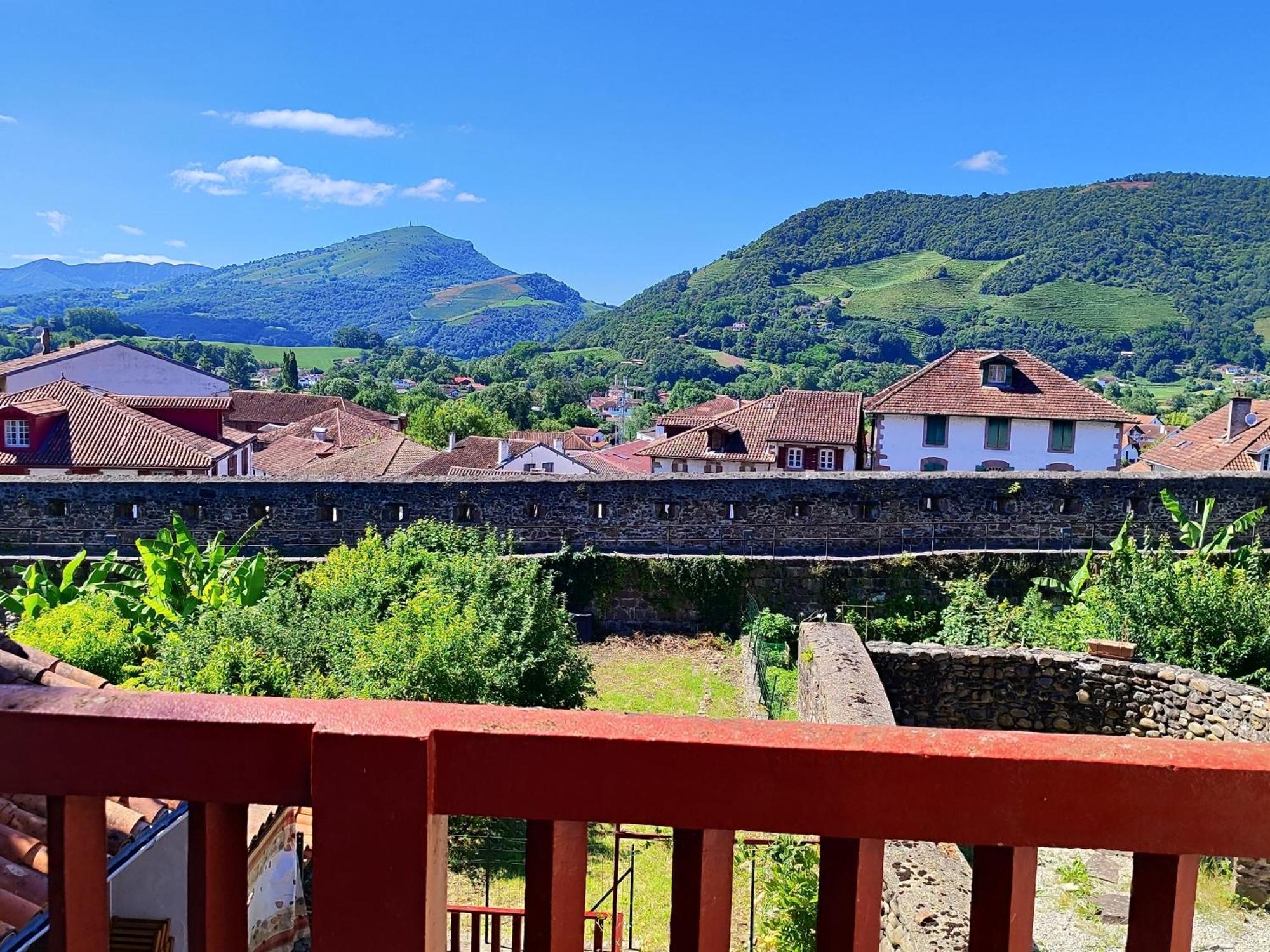 L'Auberge Du Pelerin - St Jean Pied De Port Сен Жан Пие-дьо-Пор Стая снимка